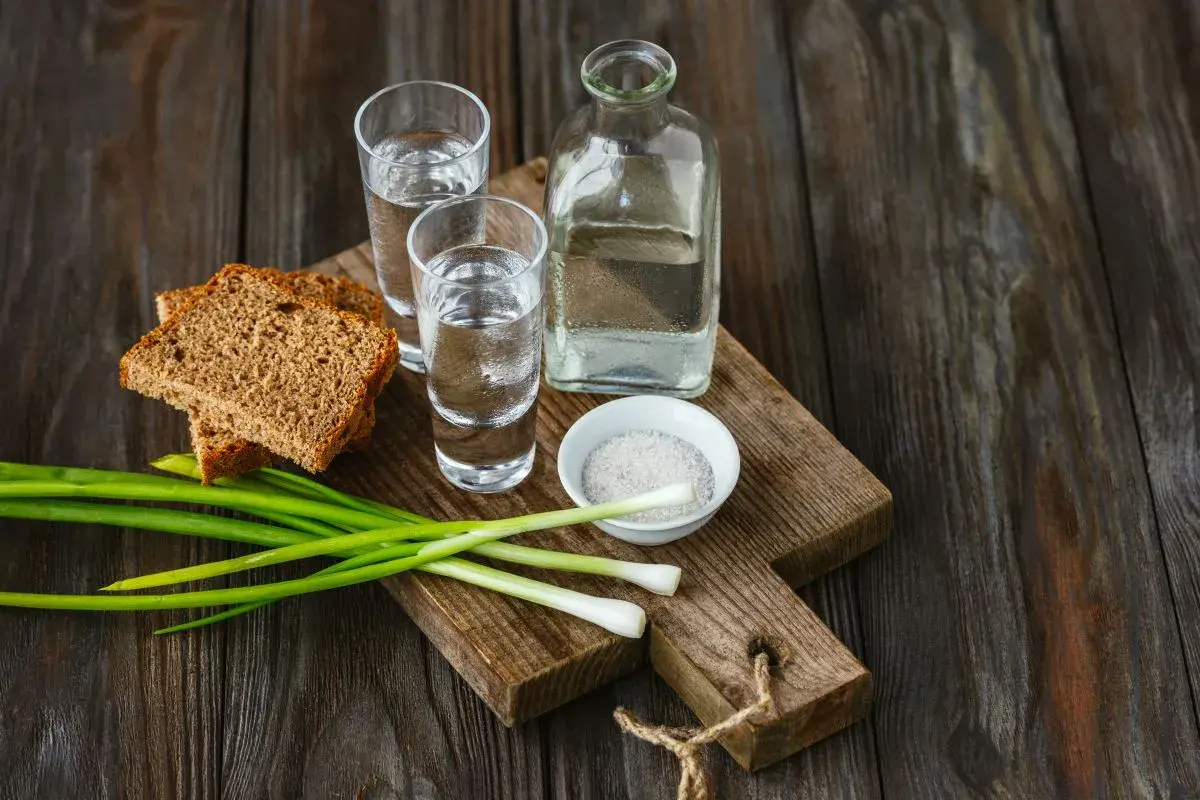 Dwa kieliszki wódki, butelka, chleb, szczypiorek i sól. Tak smakuje wódka zero, czysta i orzeźwiająca.