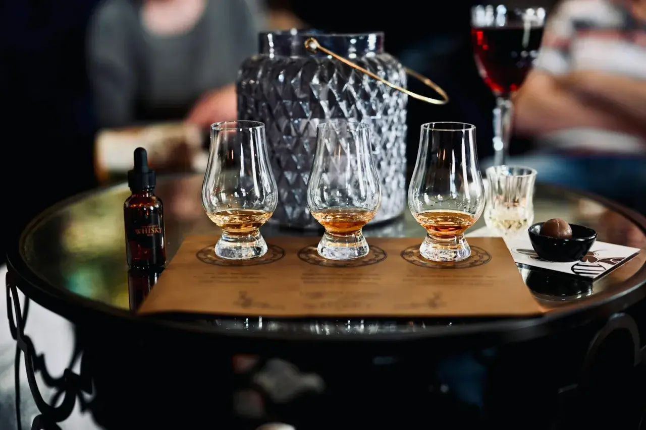 Trzy kieliszki z whisky, buteleczka z kroplomierzem i czekoladka. Idealne na domowy wieczór z degustacją whisky dla 5 osób.