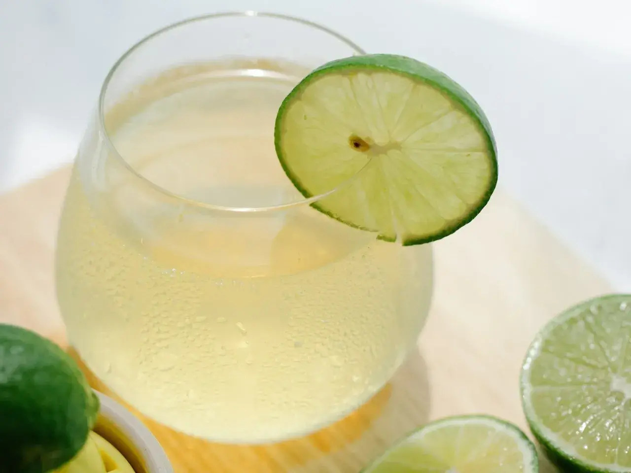 Świeżo wyciśnięty sok z limonki jest najlepszy. Unikaj gorzknięcia, wyciskaj go na bieżąco.