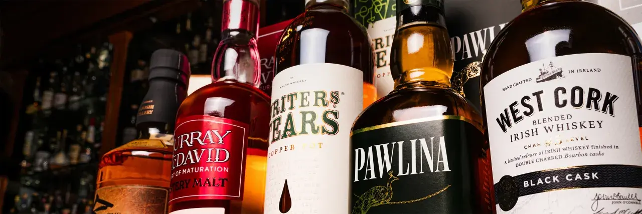 Butelki whisky: Murray McDavid, Writers Tears, Pawlina, West Cork. Przyczyny mętnięcia whisky po dolaniu wody, efekt louche i filtracja na zimno.
