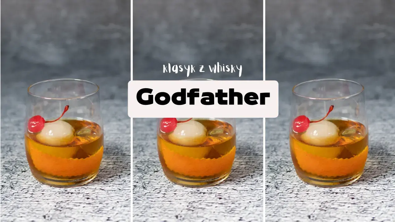 Klasyczny drink "Godfather" z amaretto i szkocką whisky, ozdobiony wiśnią i lodem.
