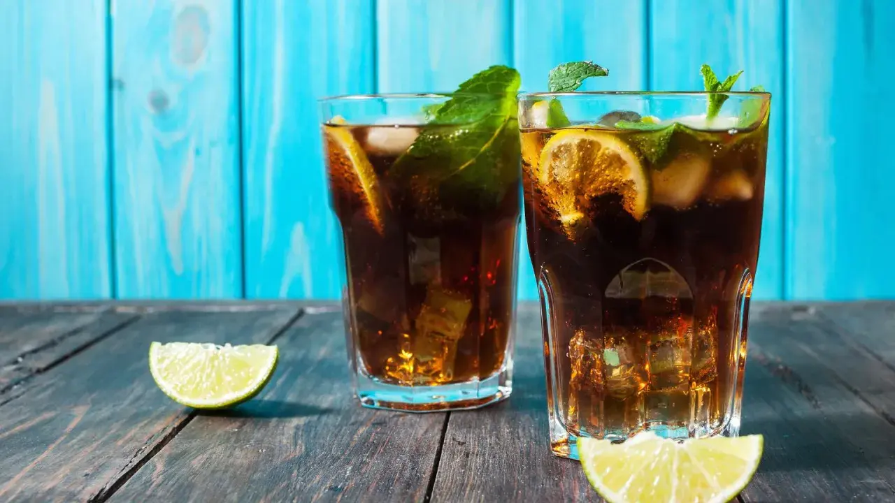 Dwa orzeźwiające drinki z ciemnym rumem, lodem, cytryną i miętą. Czy rum biały można zastąpić rumem ciemnym w klasycznym daiquiri?