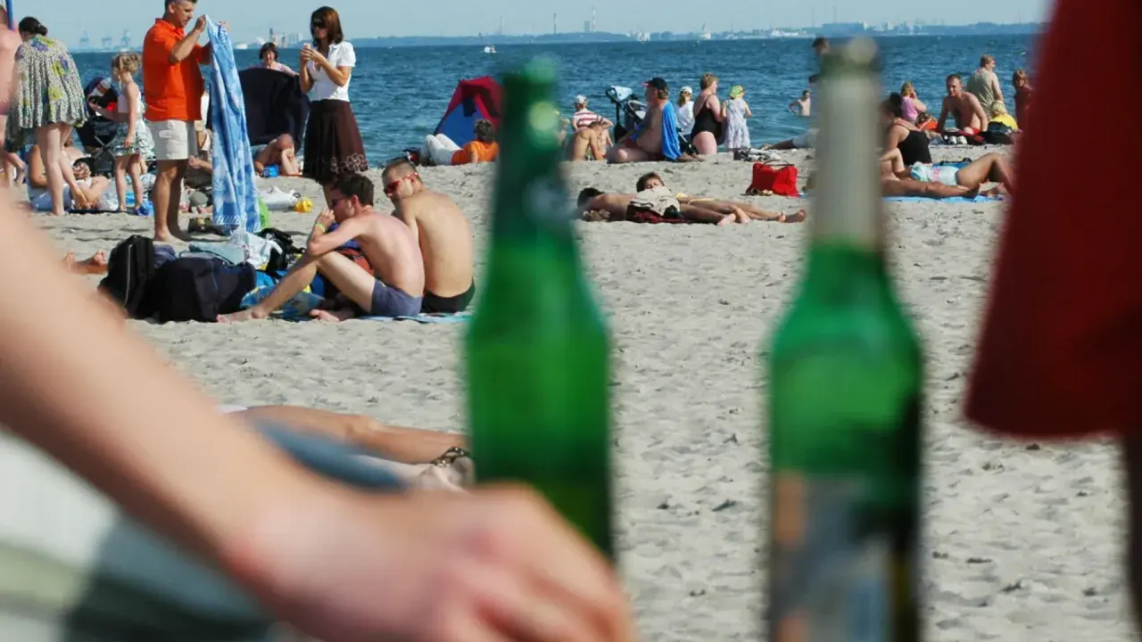Czy można pić piwo na plaży? Oto co musisz wiedzieć o przepisach