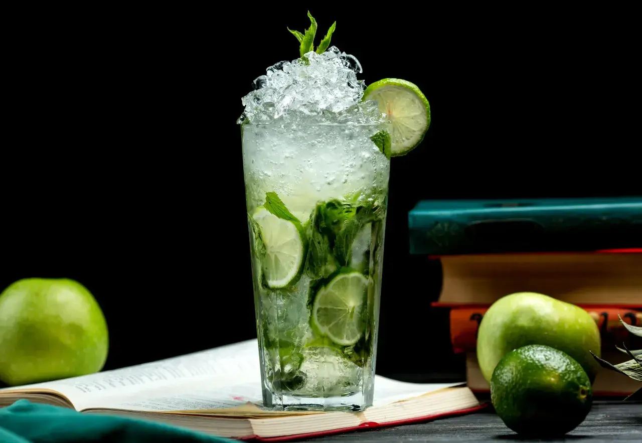 Orzeźwiające mojito z lodem, limonką i miętą. Czy wiesz, ile procent alkoholu ma mojito? To zależy od przepisu, ale zazwyczaj ok. 10-15%.