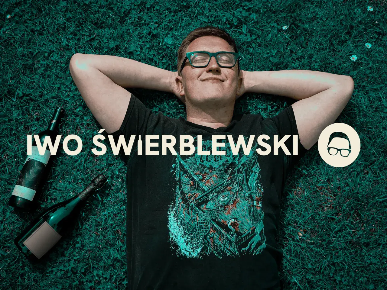 Przyczyny "łez" na ściankach kieliszka mówią o zawartości alkoholu. Mężczyzna leży na trawie obok butelek.