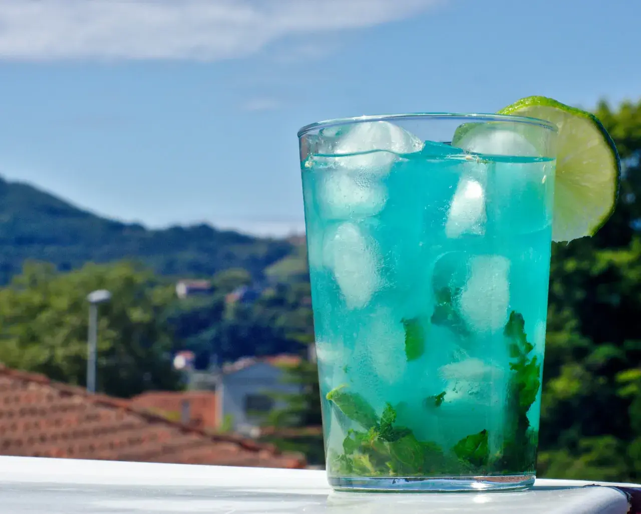 Najlepsze drinki z Bols Blue: proste przepisy na orzeźwiające koktajle