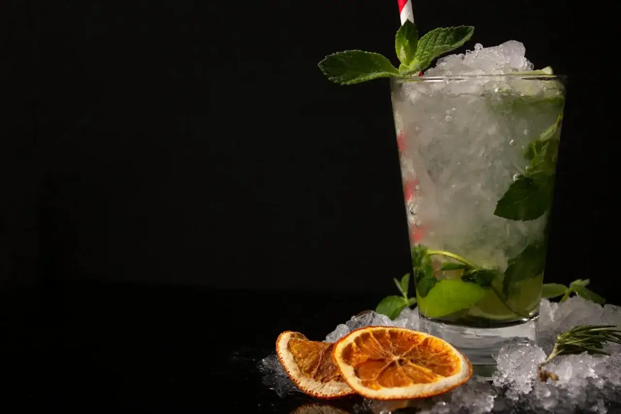 Orzeźwiający drink z miętą i limonką, podany z suszoną pomarańczą. Składniki, które mogły ulec przegrzaniu podczas muddlowania, zachowały świeżość.