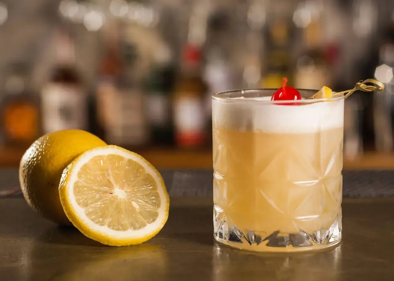 Koktajl z pianką, wisienką i cytryną. Idealny sposób, jak pić amaretto, by poczuć jego słodko-gorzki smak.