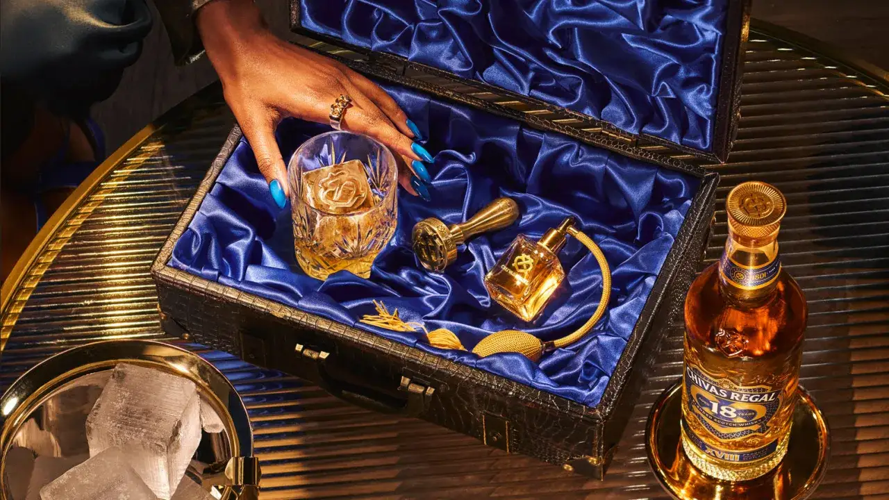 Elegancka szkatuła z whisky Chivas Regal 18. Jak sprawdzić czy stara butelka whisky z barku nadaje się do picia? Zobacz zawartość i akcesoria.