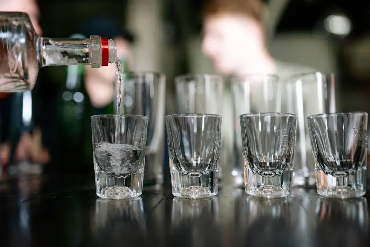 Degustacja wódek rzemieślniczych. Nalewanie do kieliszków, odkrywanie najlepszych technik produkcji craft vodka.