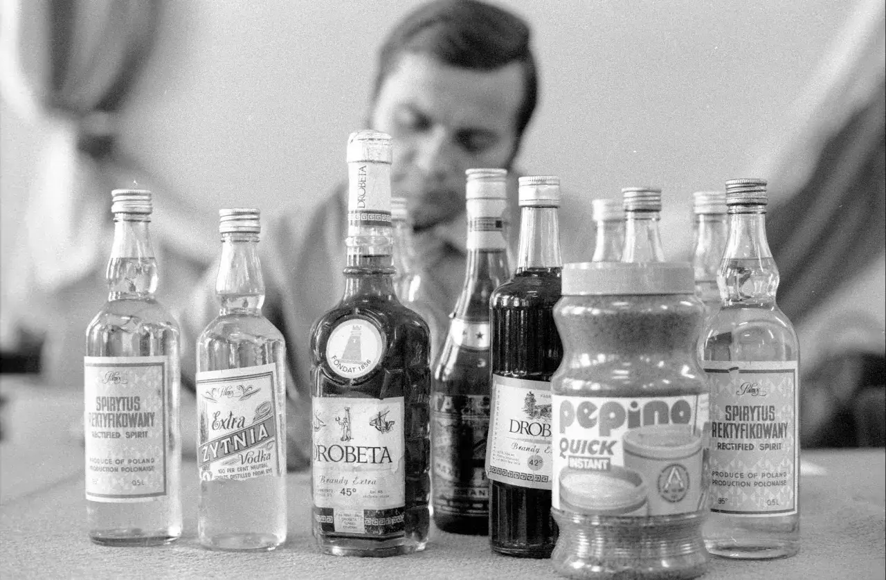 Butelki z wódką i spirytusem stoją obok siebie. Czy wódka czy whisky jest mocniejsze?