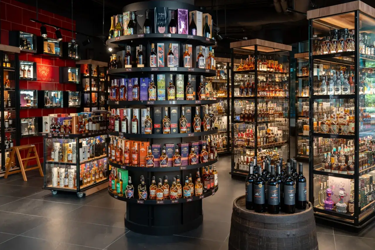 W sklepie z alkoholami, na obrotowym regale i w gablotach, mnóstwo butelek whisky. Czy warto kupować whisky bez określenia wieku (NAS)?