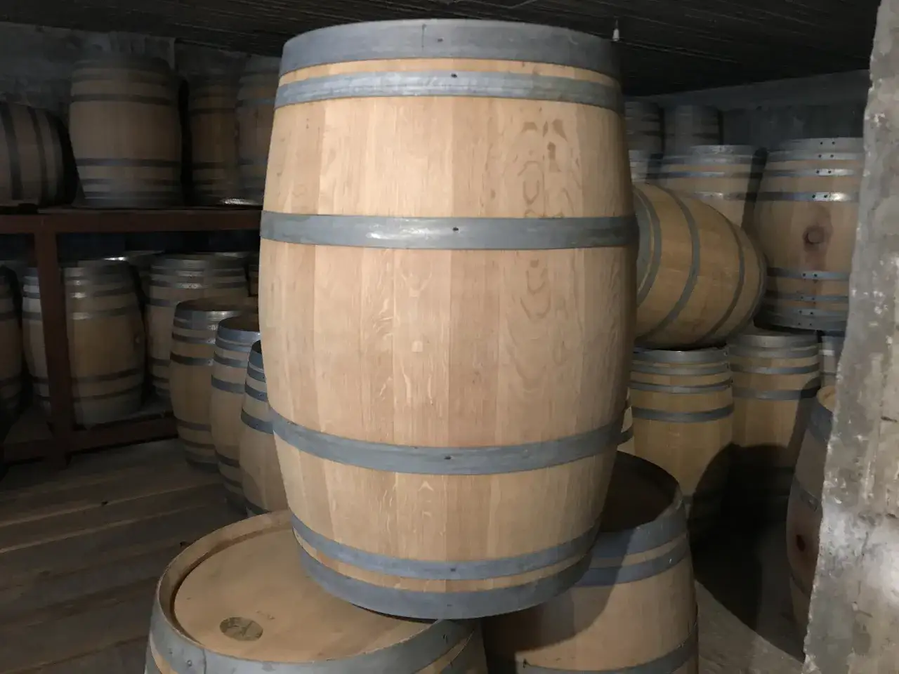 Drewniane beczki w piwnicy. Mogą być przyczyną objawów przesycenia dębem w whisky: zbyt gorzki i ściągający finisz.
