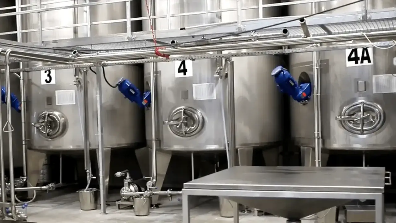 Nowoczesne kadzie i rurociągi w destylarni, kluczowe dla najlepszych technik produkcji wódek rzemieślniczych (craft vodka).