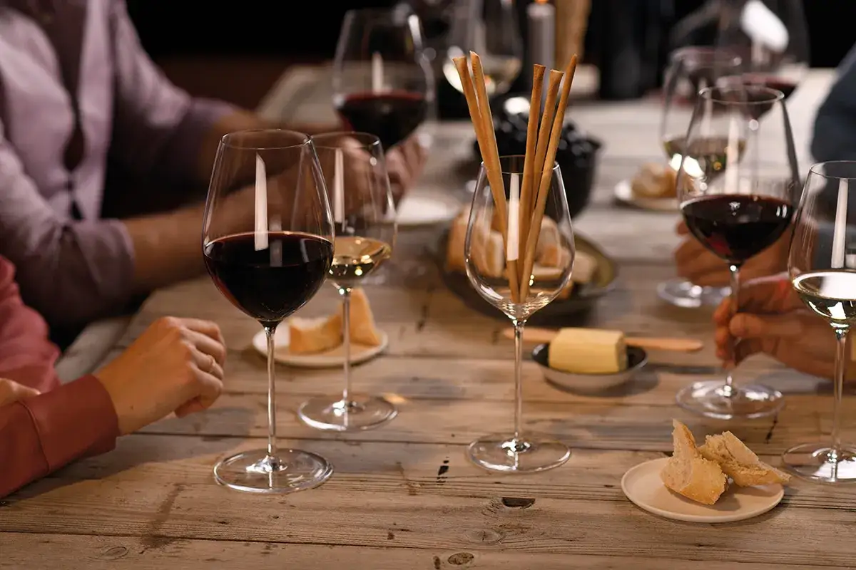 Kieliszki do wina czerwonego Bordeaux mają szerszą czaszę niż te do Burgundii, co pozwala na lepsze uwolnienie aromatów.