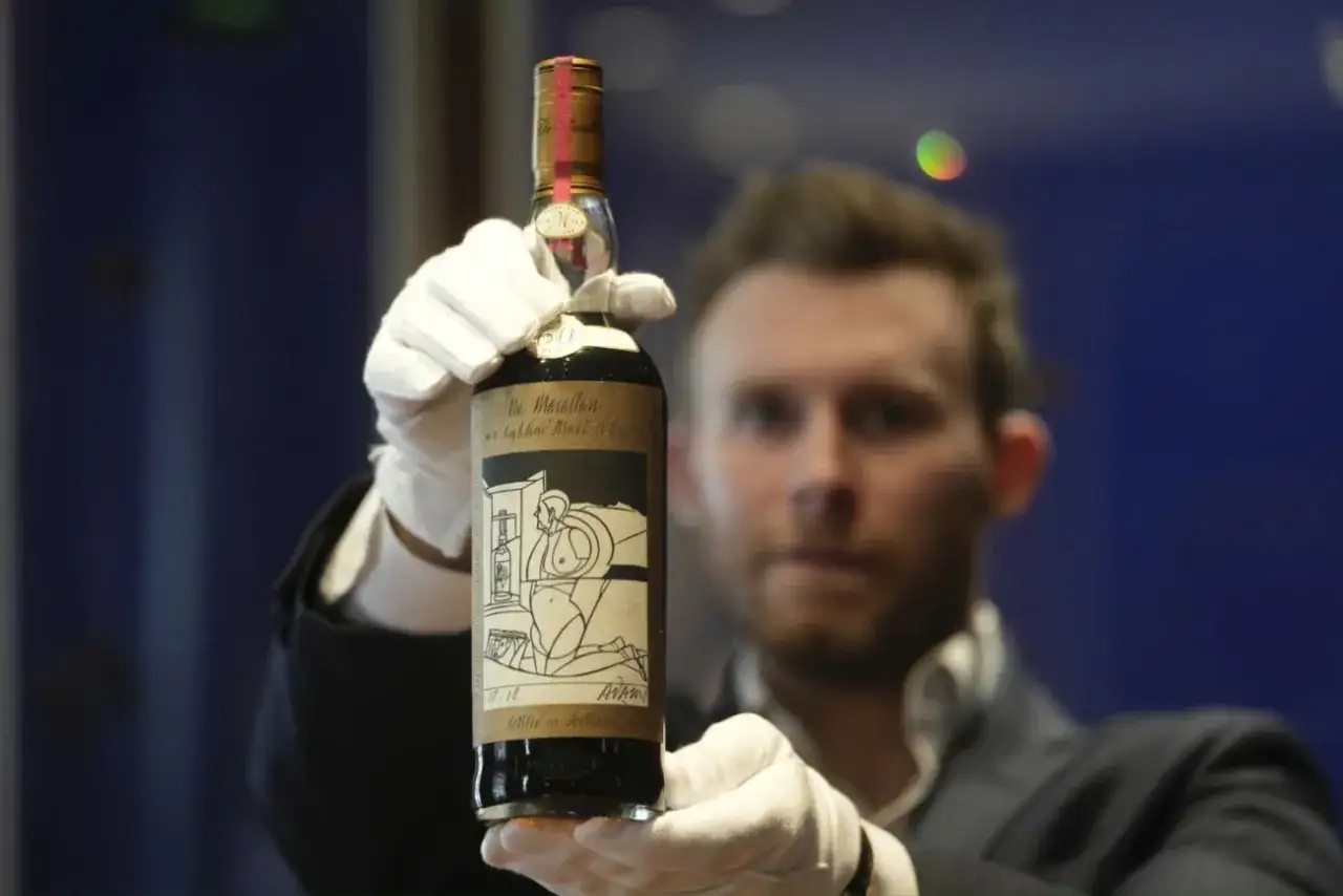 Rękawiczki chronią butelkę Macallan 1926, jedną z najdroższych whisky świata, która może pobić rekordy aukcyjne w 2026 roku.