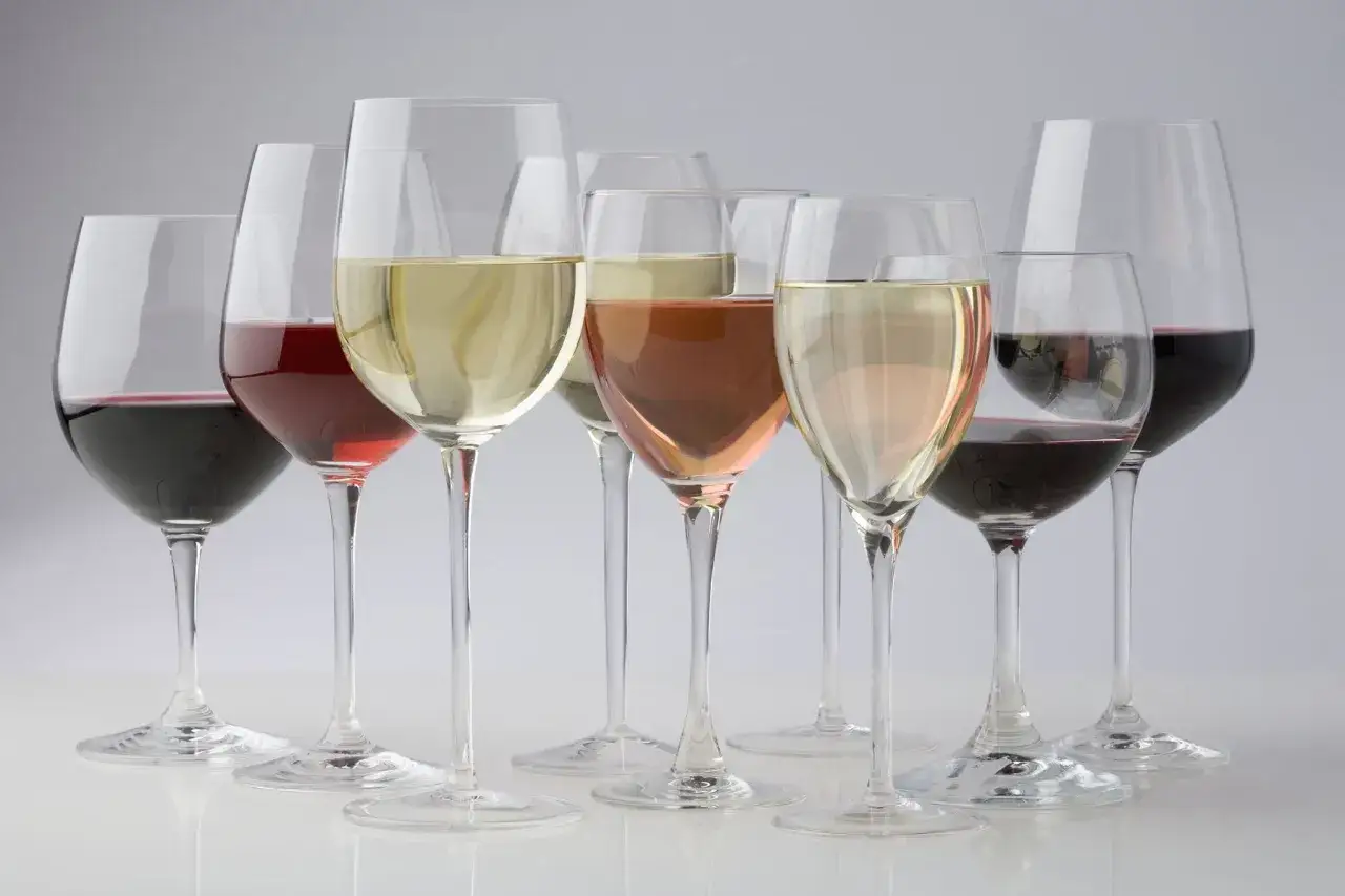 Różnica między szczepem Chardonnay a Sauvignon Blanc w aromacie: kieliszki z winem białym, różowym i czerwonym.