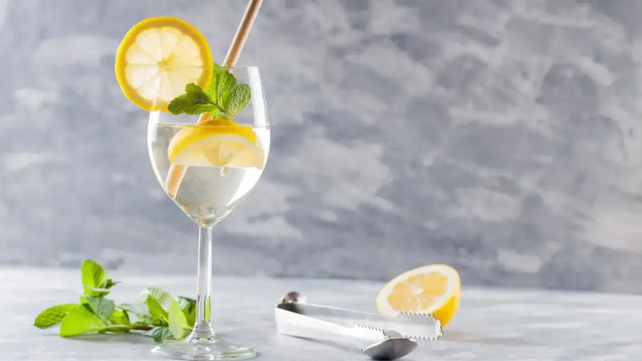 Orzeźwiający Hugo Spritz z cytryną i miętą. Idealny przepis na lato.