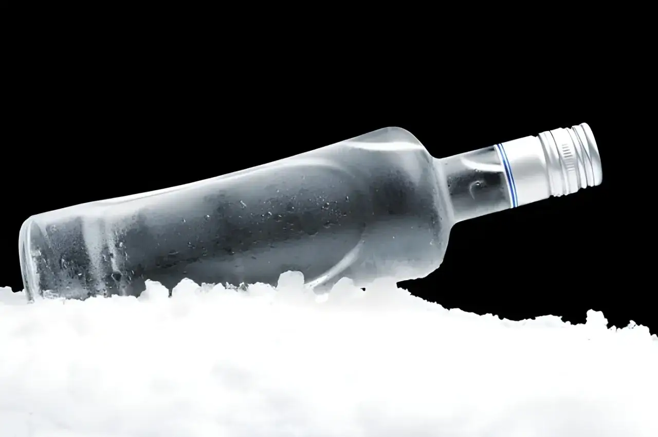 Butelka wódki w lodzie. Dlaczego wódka nie zamarza w domowej zamrażarce? Fizyka alkoholu wyjaśnia to zjawisko.