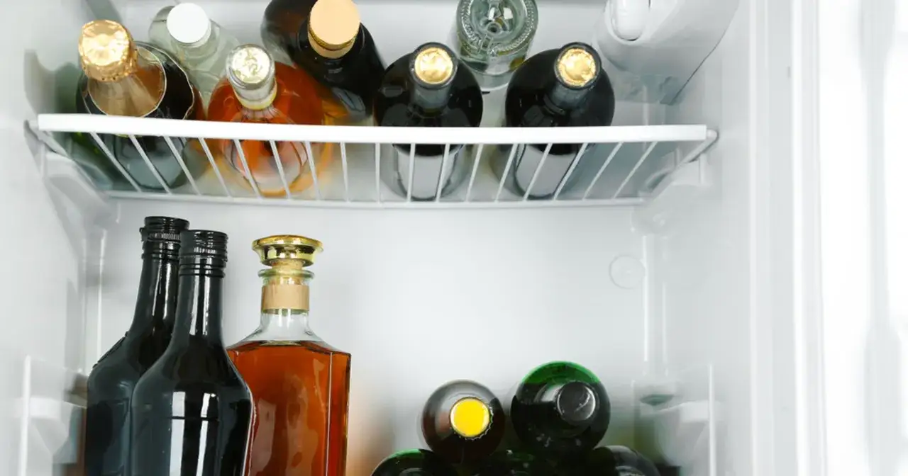 Butelki z alkoholem w lodówce. Długie stanie w słońcu mogło wywołać objawy utlenienia wódki smakowej.
