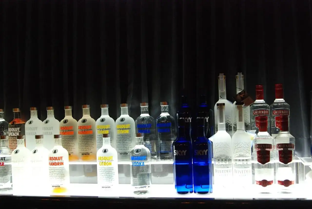 Butelki wódki owocowej Absolut i Smirnoff. Osad na dnie butelki wódki owocowej - czy to naturalne?