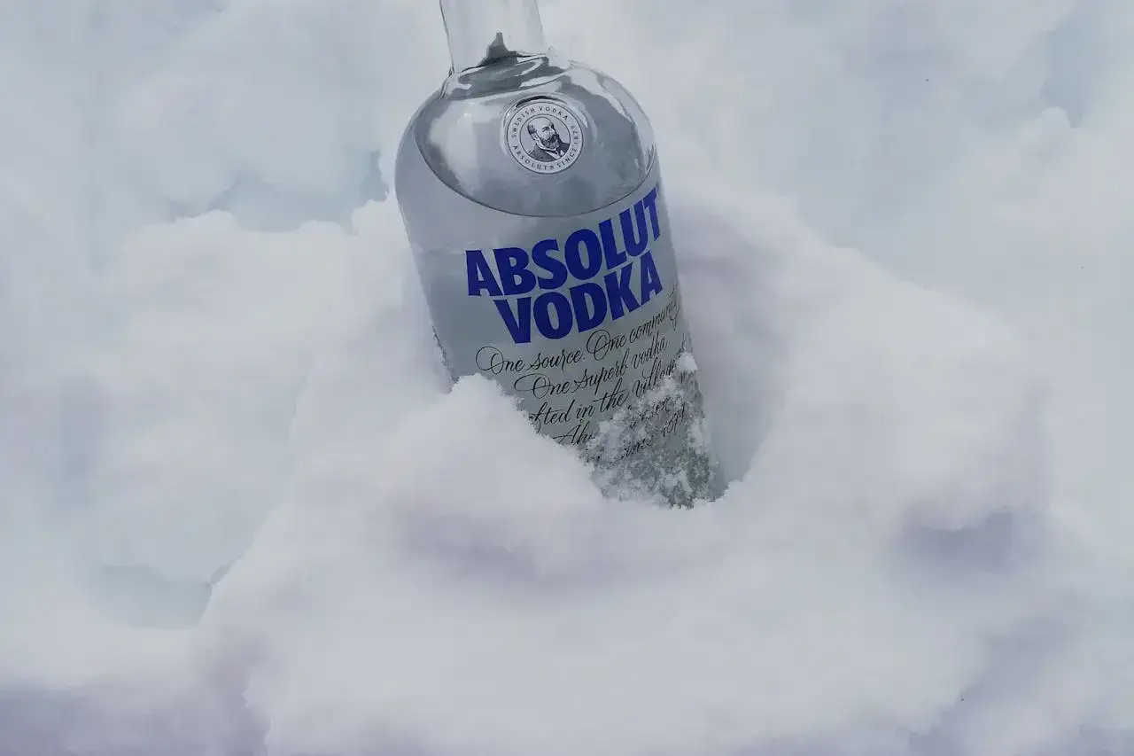 Butelka Absolut Vodka w śniegu. Jak zaplanować ilość wódki na wesele kalkulator na osobę 2026?