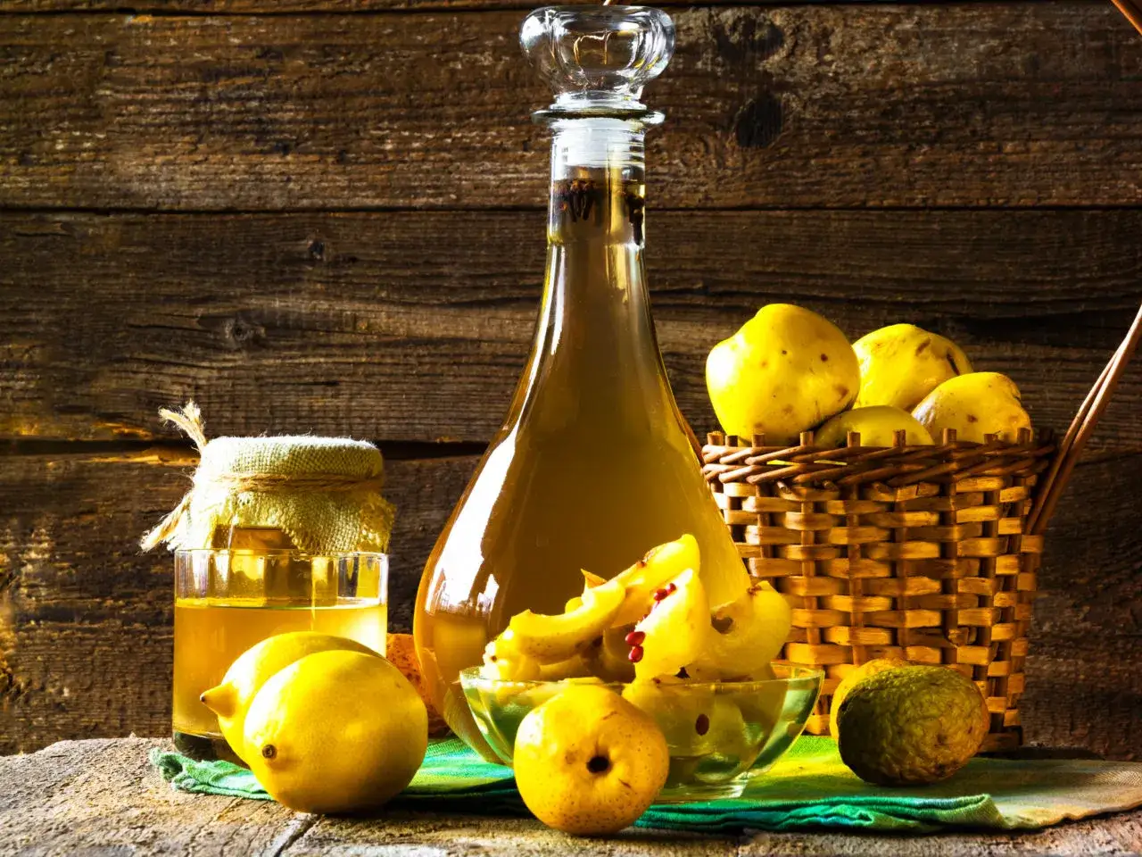 Domowa nalewka z pigwy i cytryny. Jak usunąć intensywny zapach alkoholu z domowych nalewek? Miód i owoce pomogą!