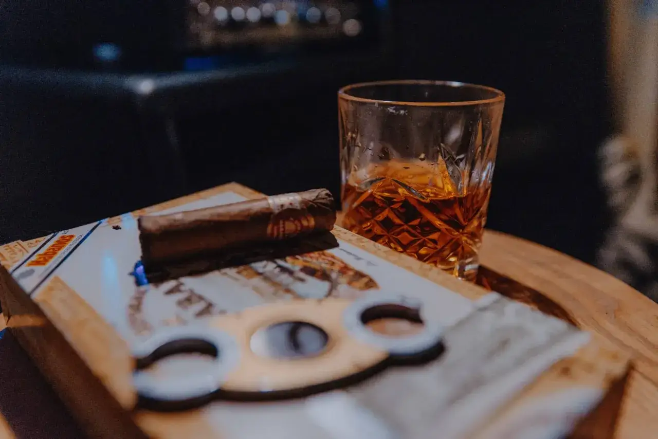 Degustacja cygara i whisky. Zasady doboru whisky do cygar: intensywność i profil aromatu.