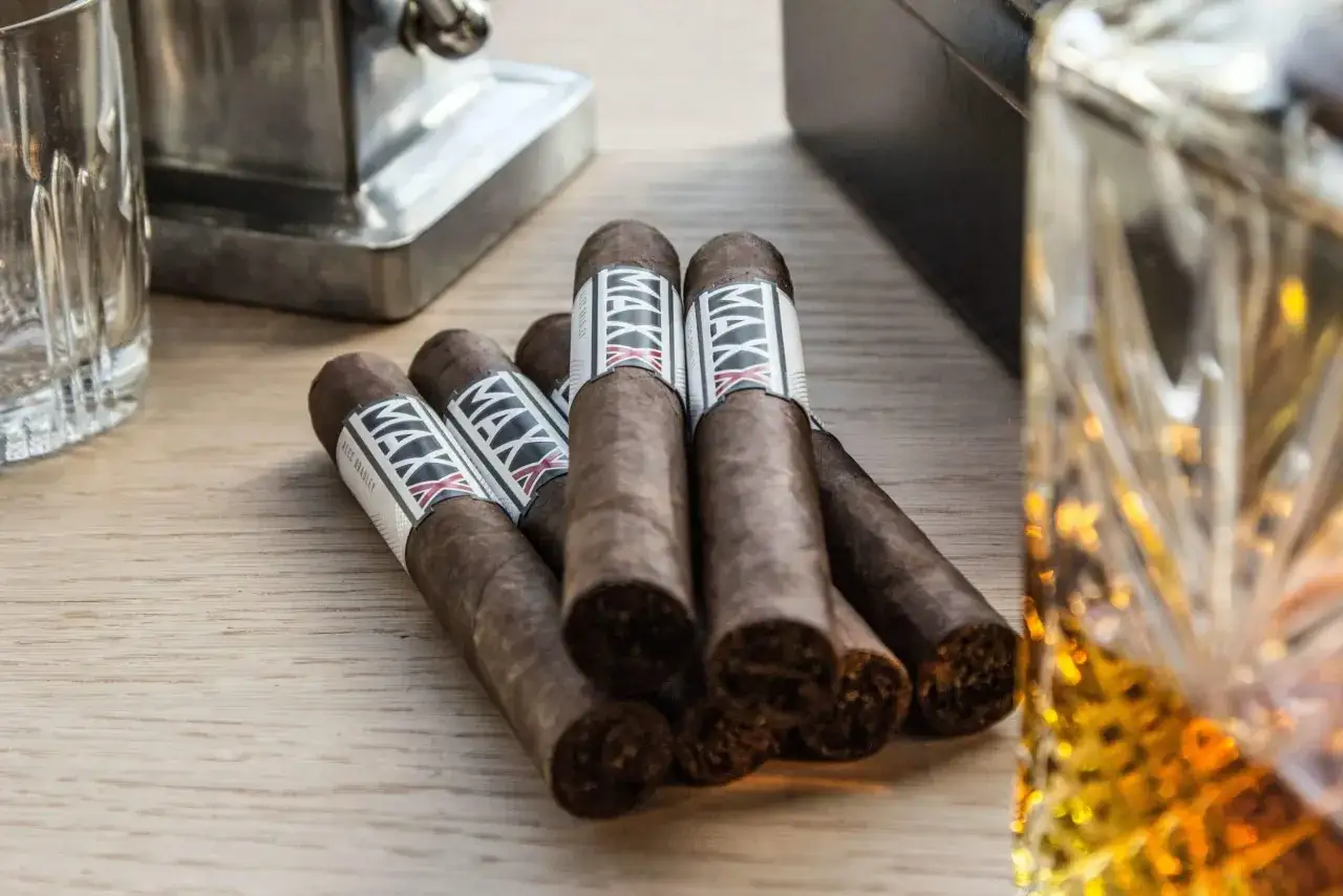 Cygara Alec Bradley Maxx i whisky. Zasady doboru cygar do whisky: intensywność i profil aromatu.