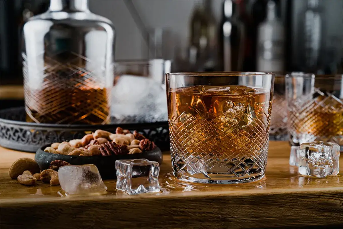 Roztopiony lód w whisky rozcieńcza smak. Kości chłodzące (stones) to lepsze rozwiązanie, by utrzymać idealną temperaturę.