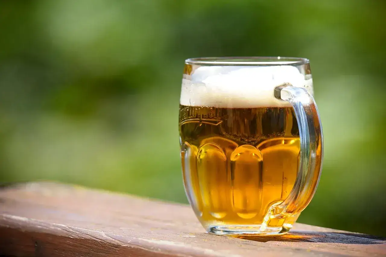 Szklanka piwa bezalkoholowego, idealna do rozważenia, jak zrobić piwo bezalkoholowe w warunkach domowych metody i trudności.