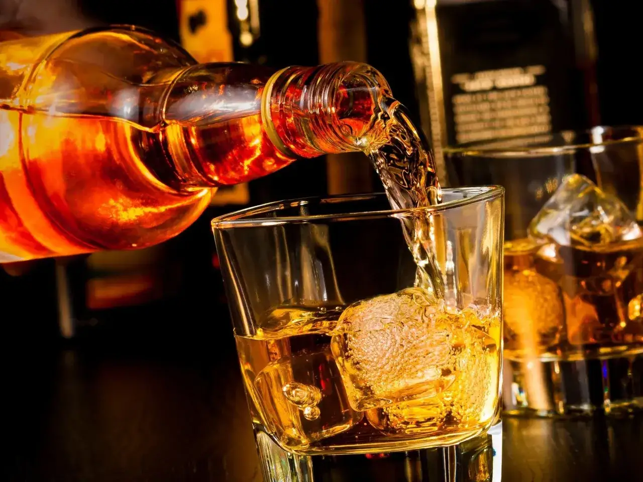 Z butelki do szklanki z lodem leje się bursztynowy płyn. Czy wódka czy whisky, co jest mocniejsze?
