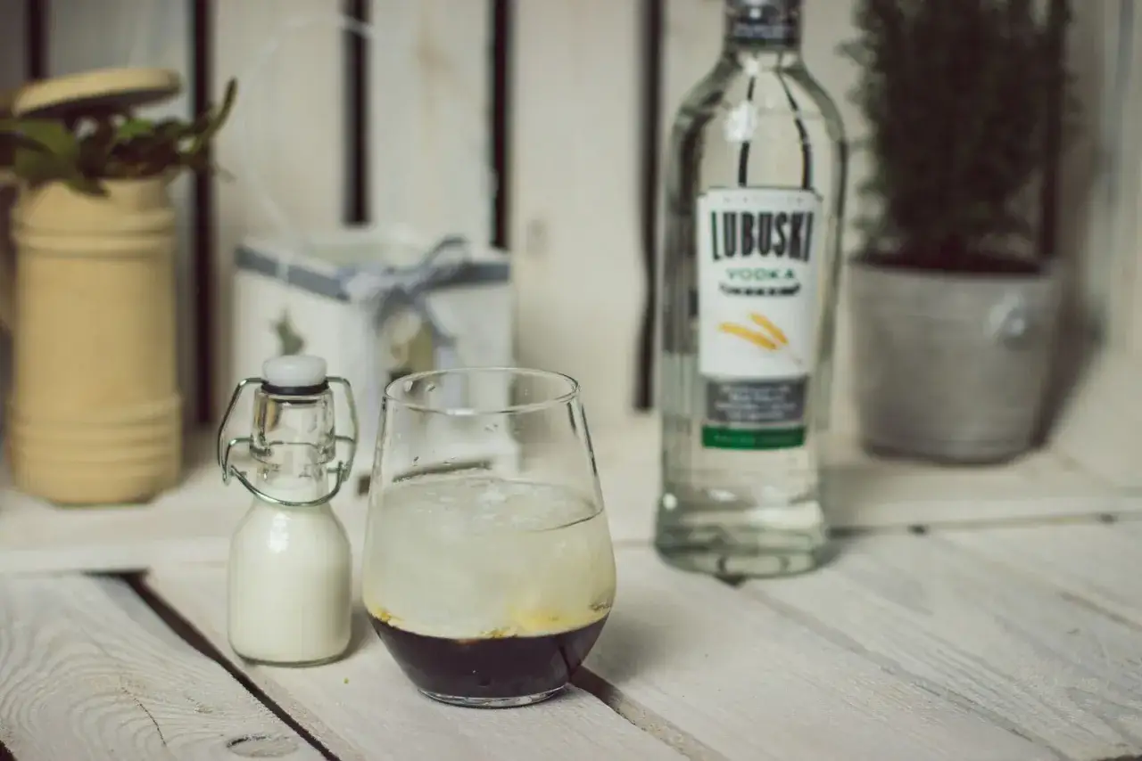 Wódka Lubuski i składniki do drinków. Jak dobrać wódkę do konkretnego drinka cosmopolitan vs white russian?