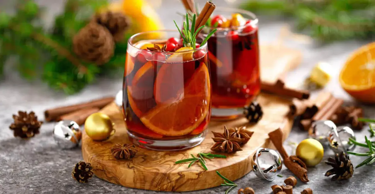 Grzane wino z pomarańczą i przyprawami. Unikaj skutków zbyt wysokiej temperatury serwowania, by nie zepsuć smaku.