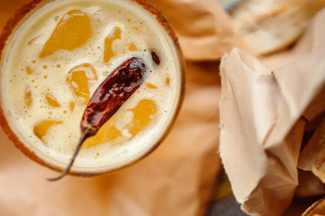 Jak przygotować infuzowany alkohol, np. wódkę o smaku chilli. Napój z suszonym chilli i lodem.