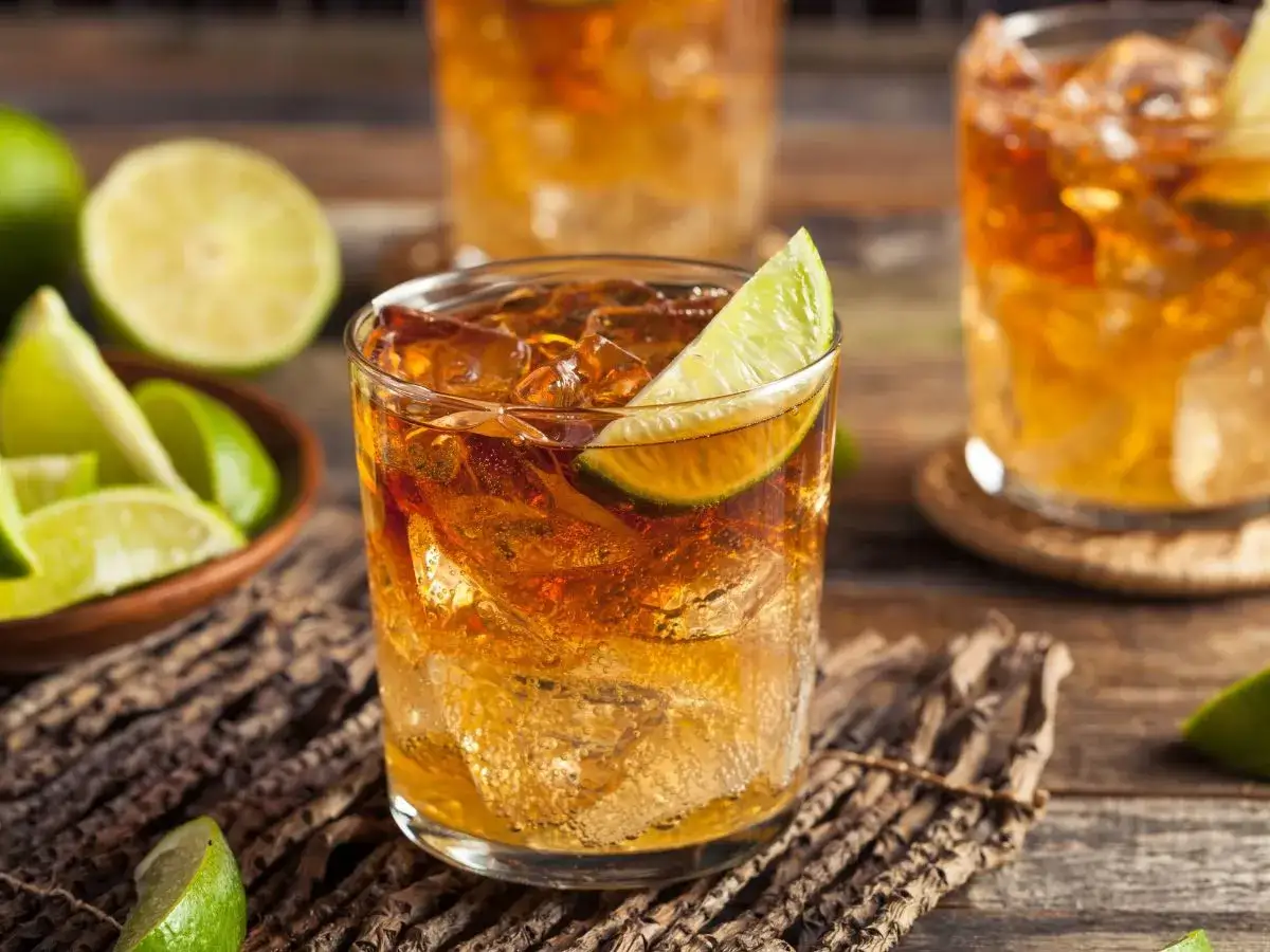 Klasyczne daiquiri z ciemnym rumem i limonką. Czy rum biały można zastąpić rumem ciemnym w klasycznym daiquiri?