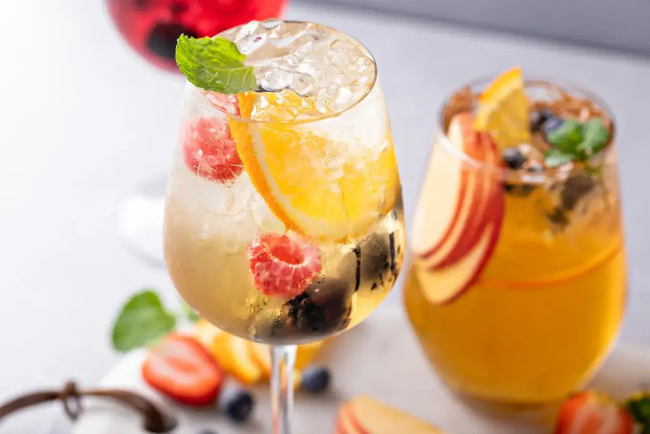 Orzeźwiające drinki z malinami, pomarańczą i miętą. Idealne z czym pić prosecco na letnie popołudnie.