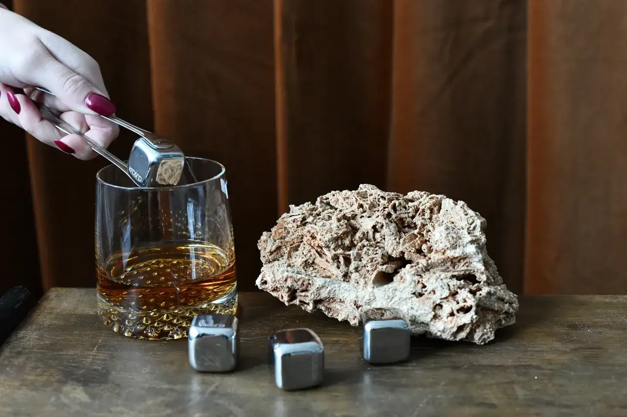 Unikaj rozcieńczania whisky! Kości chłodzące (stones) to lepsze rozwiązanie niż lód, bo nie topią się, zachowując pełnię smaku.