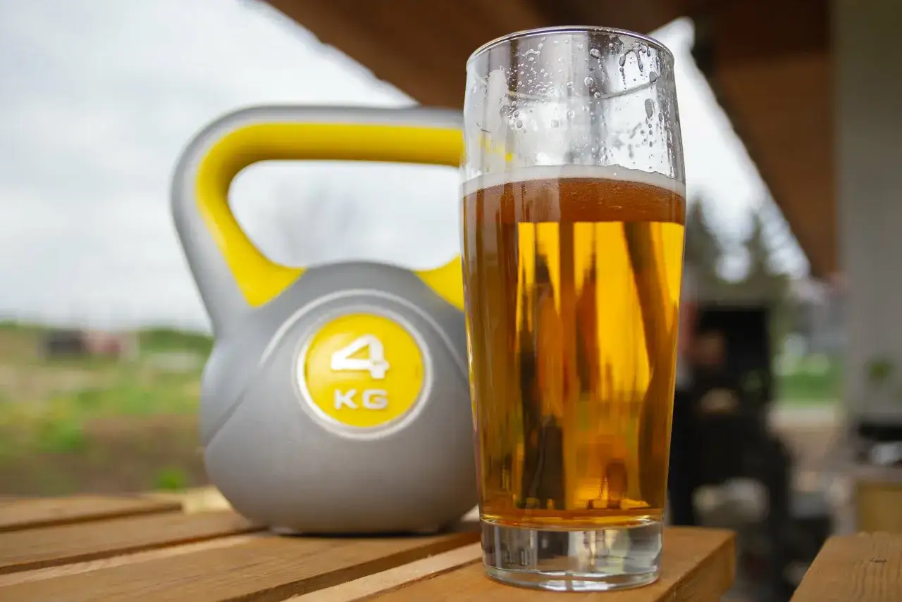 Kettlebell 4kg i kufel piwa. Czy piwo odwadnia? Dylemat sportowca po treningu.