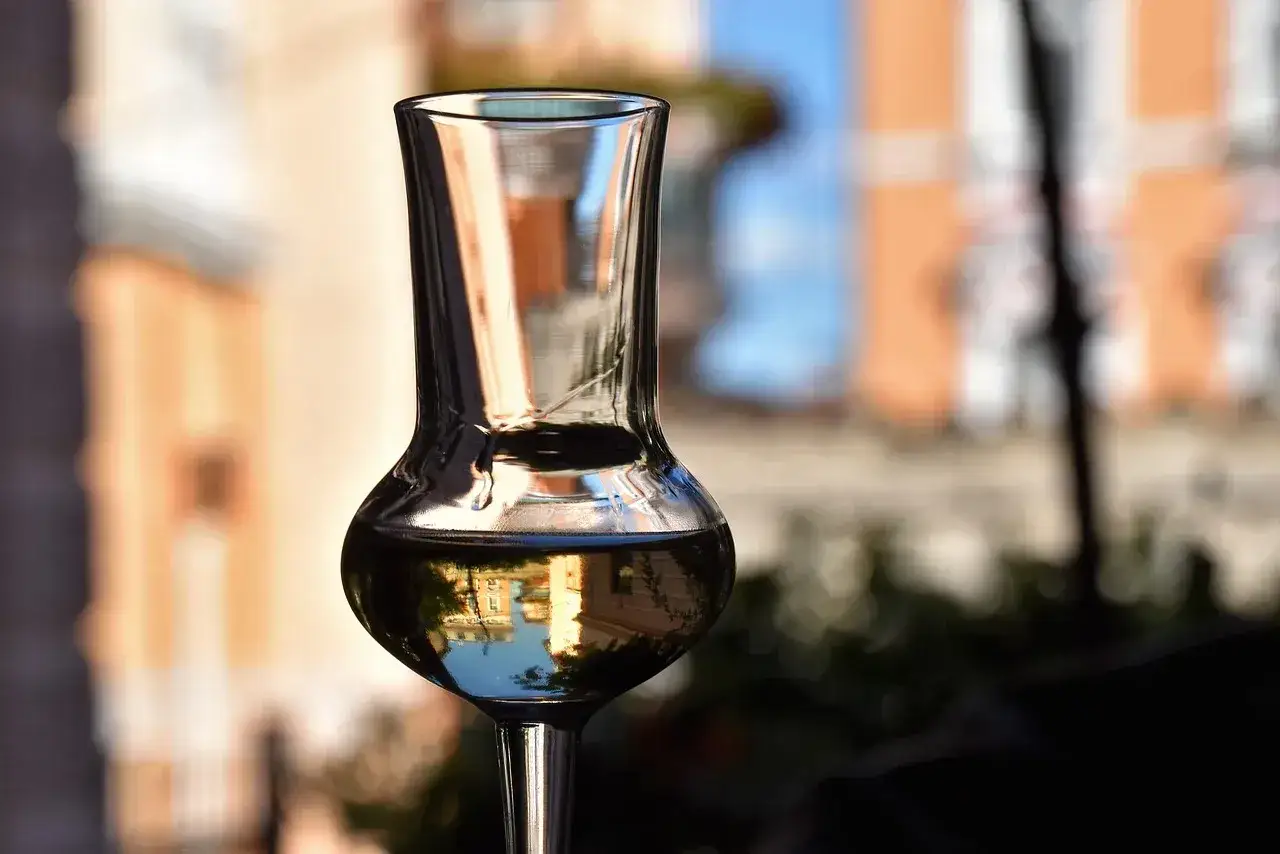 Szklanka z płynem, idealna do eksperymentów, jak przygotować infuzowany alkohol, np. wódkę o smaku chilli.