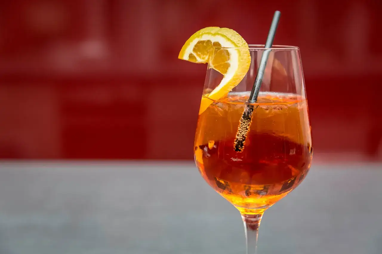 Orzeźwiający drink z prosecco, lodem i plasterkiem pomarańczy. Idealny na letnie popołudnie. Z czym pić prosecco? Z tym drinkiem!