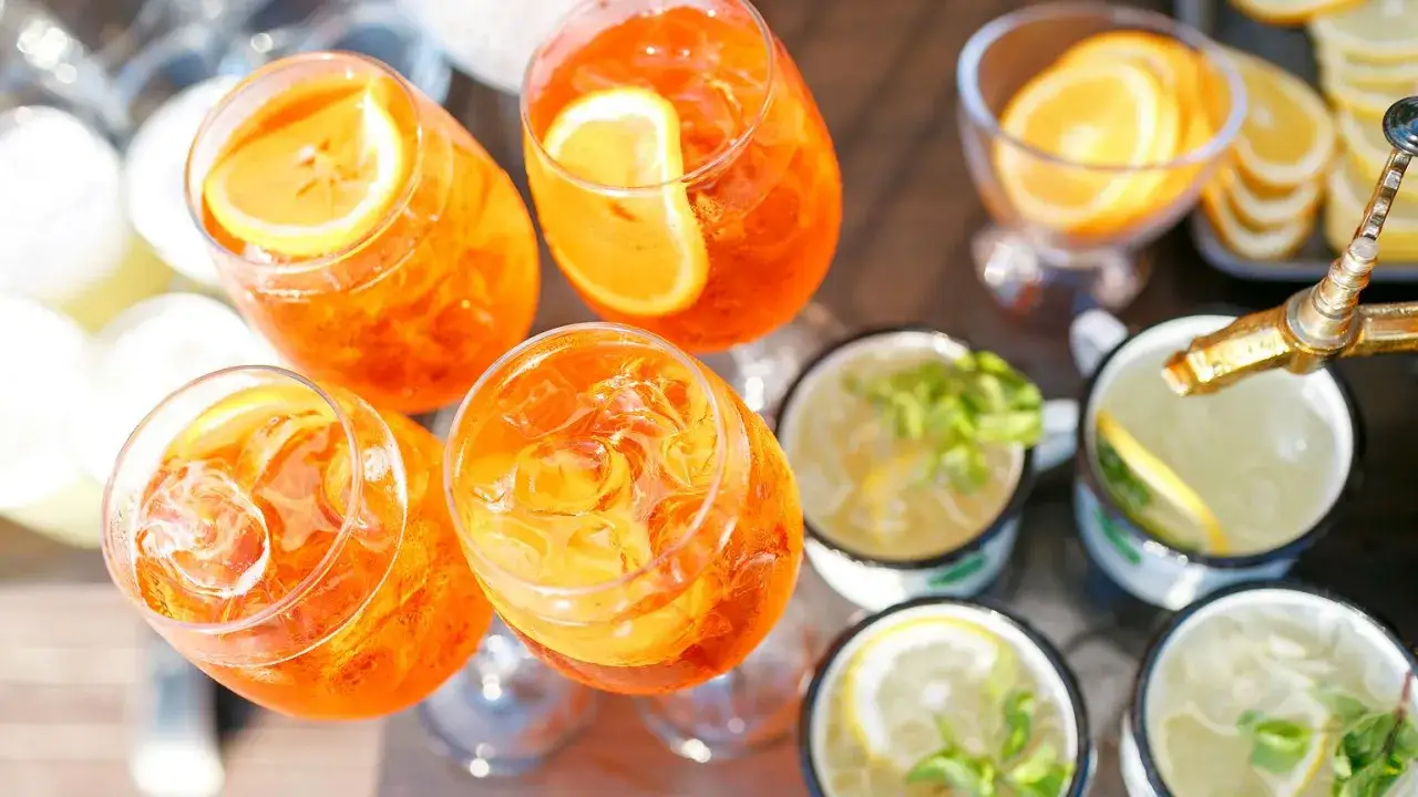 Orzeźwiające drinki z pomarańczą i miętą, idealne do prosecco. Letnie orzeźwienie w kieliszkach.