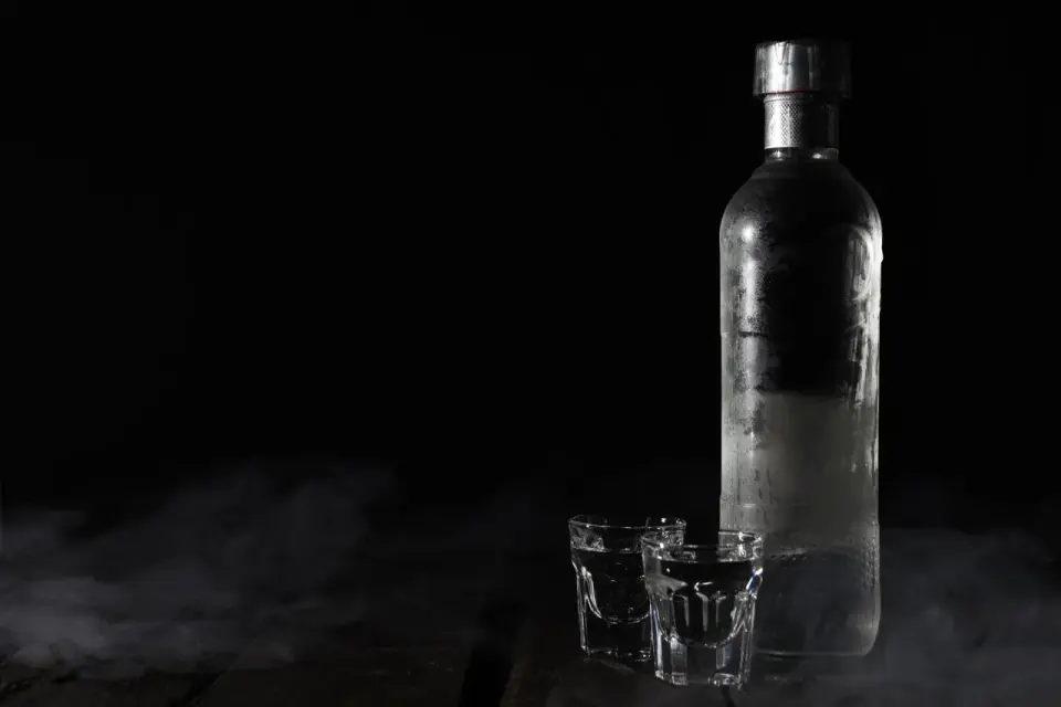 Czy otwarta wódka traci procenty? Sprawdź, jak przechowywać!