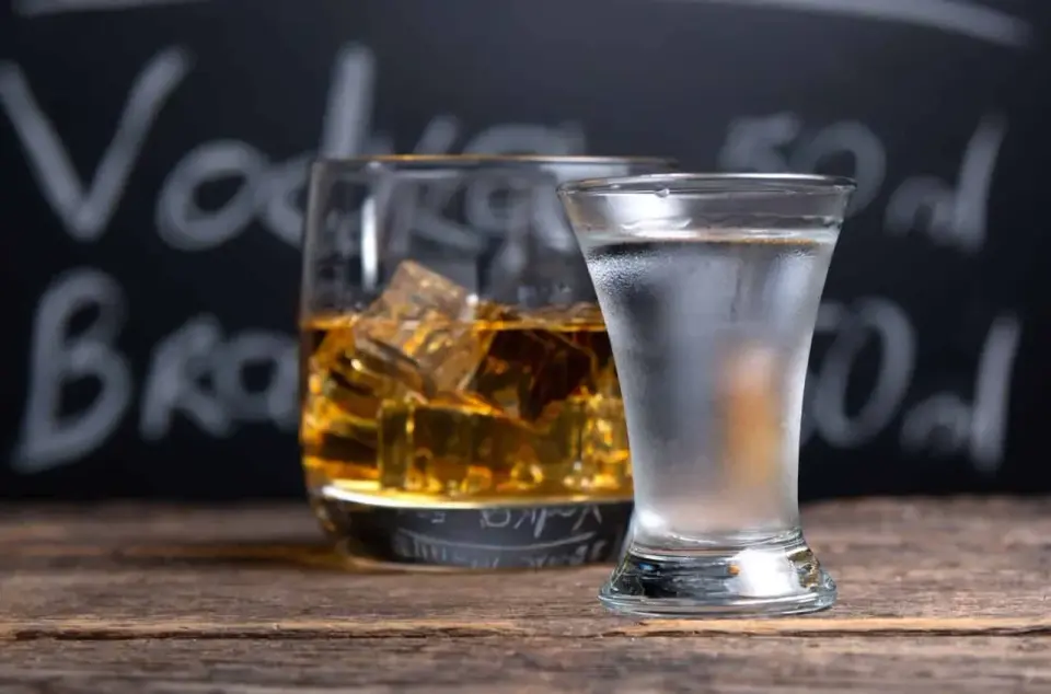 Wódka czy whisky: Co jest mocniejsze? Poznaj fakty i mity