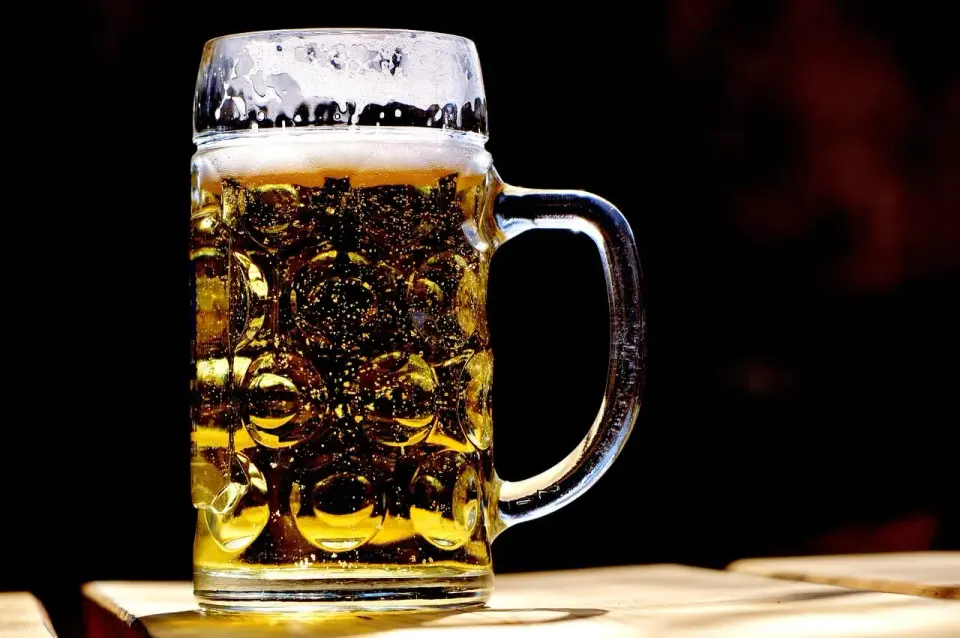 Czy piwo odwadnia? Fakty o alkoholu i wersji 0%